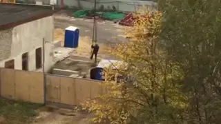 В Рязани засняли катающихся на крючке башенного крана рабочих
