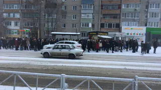 В Кальном на остановке образовалась огромная очередь
