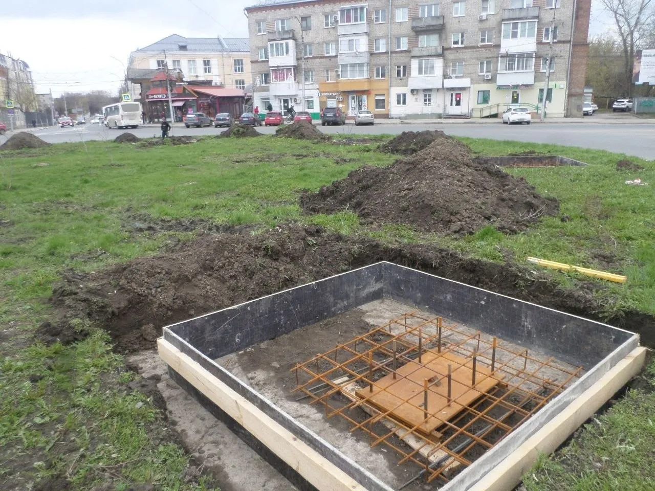 «Где археологи?»: жителей Рязани встревожили работы на площади Свободы в месте бывшего храма и захоронений
