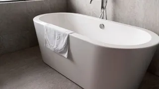 Возьмите всего 2 компонента — и ванна заблестит ярче солнца: забудете об известковом налете