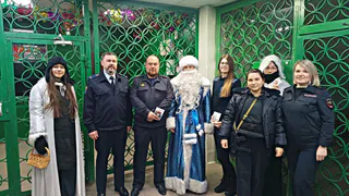 Юные усинцы отблагодарили тех, кто обеспечивал городскую жизнь в праздничные дни