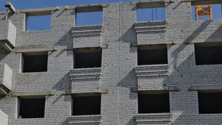 14-летняя рязанка сломала обе ноги, упав с высоты третьего этажа недостроя