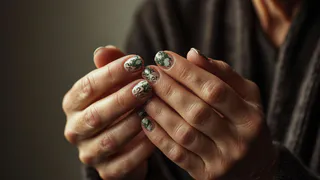 Сделала этот маникюр после 50 — руки стали выглядеть моложе: сменила дизайн и не пожалела