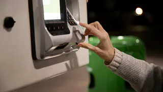 Не трогайте эту кнопку на банкомате - ловушка для тех, кто снимает деньги с карты