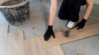 Обычный ламинат больше не понадобится — есть вариант лучше: недорогой "вечный" пол — заменит любой паркет и линолеум