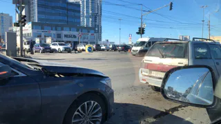 На Московском шоссе произошло мелкое ДТП из-за которого стоит весь Первомайский проспект