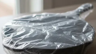 Кладу сковороду в полиэтиленовый пакет, и нагар отлетает моментально — любуюсь своим отражением