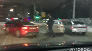 Тройная авария на пустой дороге в районе перекрестка Дзержинского и Высоковольтной