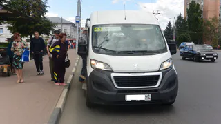 Рязанка не смогла выйти из маршрутки из-за давки, и водитель не стал ее ждать