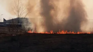 За гипермаркетом Selgros загорелись сухие поля