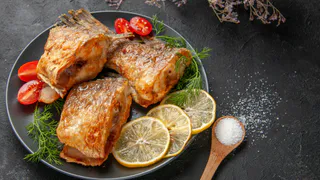 Нужно ли закрывать крышку во время жарки рыбы - эксперты поставили точку в вопросе

