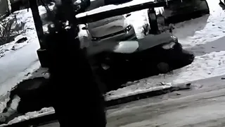 Мэрия назвала причину падения автомобиля в провал на улице Пугачева