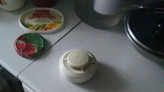 Пожарный извещатель и бдительная соседка спасли жизнь пожилой нижнекамке