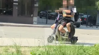 Рязанские подростки соорудили из электросамоката двухместный мопед