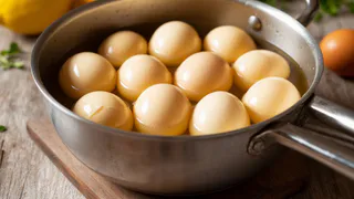 Что нужно добавить в воду при варке яиц, чтобы скорлупа слетала с них сама – лайфхак от соседки