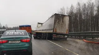На трассе "Брянск-Карачев" фура столкнулась с машиной дорожников