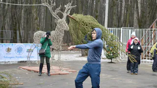 На соревнованиях в Рязани метнули новогоднюю елку на 20 метров