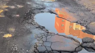 В Рязани дорога у новостройки «сошла» вместе со снегом