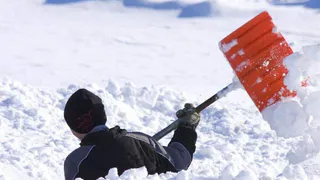 Россиянам напомнили о требованиях к уборке придомовой территории зимой