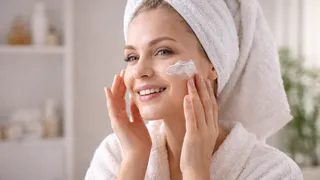 Сделала домашний крем из белка и сметаны — кожа стала гладкой, как после салона, рассказываю рецепт