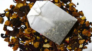 "Уходя из дома, закидываю чайный пакетик в унитаз и он всегда чистый": работающий совет знакомой горничной