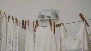 Одна щепотка и жирное пятно с одежды уходит на глазах: Поделилась с подругами – сейчас все стирают только так