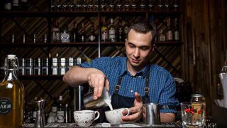 "Всю ночь приходится работать на ногах", - рязанский бармен рассказал о своей работе