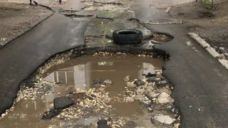 Яма на Касимовском шоссе стала ловушкой для водителей