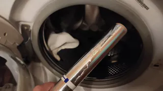 Бросьте фольгу в стиральную машинку: поняла, что всю жизнь стирала неправильно - теперь всё сияет даже без порошка