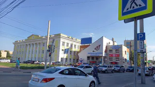 Выбежала на "красный": в центре Рязани девушка попала под колеса машины