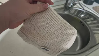 Кухонные полотенца больше не кипячу: 2 ложки аптечного средства в таз — и даже самое замученное полотенце выглядит как новое
