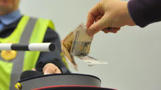 Невыгодная формула: мужчина пытался замять дело, дав автоинспектору 5 тыс. рублей 