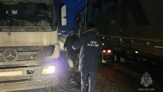 Застрявшим из-за снегопада водителям в Кузнецком районе спасатели привезли воду