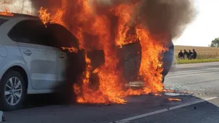 В Михайловском районе прямо на дороге вспыхнул автомобиль. Один человек погиб
