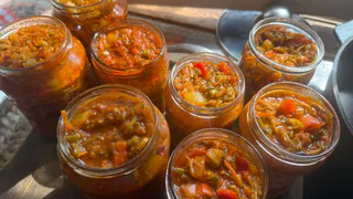 Купила дом-развалюху в глухомани и занялась бизнесом: 40 банок вкусных заготовок в день приносят 300 тысяч ежемесячно 