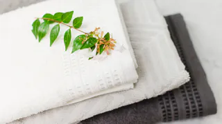 Вываривать полотенца больше не нужно: 2 ложки на таз - и они станут как новые