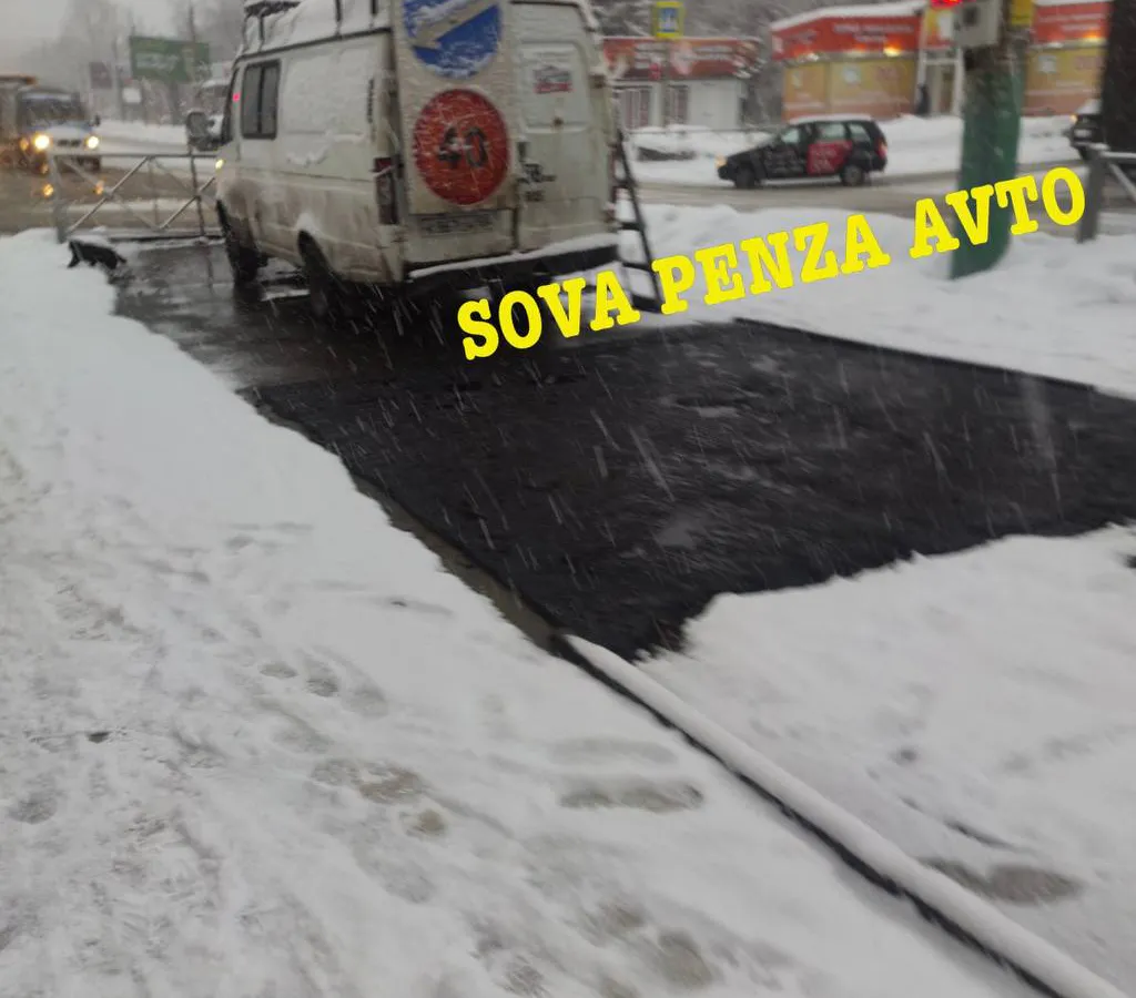 В Пензе во время снегопада укладывают асфальт на тротуаре
