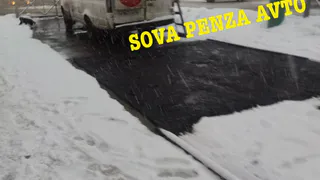 В Пензе во время снегопада укладывают асфальт на тротуаре