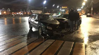 На площади Ленина столкнулись две легковушки, имеется пострадавший