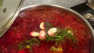 Секретный рецепт 1952 года: 2 тонкости, которые превращают борщ в рубиновый шедевр, а не в бледный суп