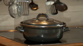 Эта посуда превращает еду в яд. Из нее нельзя есть - запомните раз и навсегда