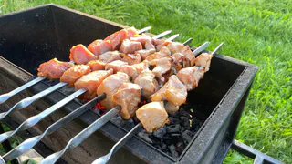 Вот как грузины маринуют мясо для шашлыка - забудьте об уксусе, майонезе и соевом соусе. Аж тает во рту