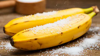 Банановую кожуру посыпаю солью — весь май не нарадуюсь своей смекалочке: лучший лайфхак для лентяев