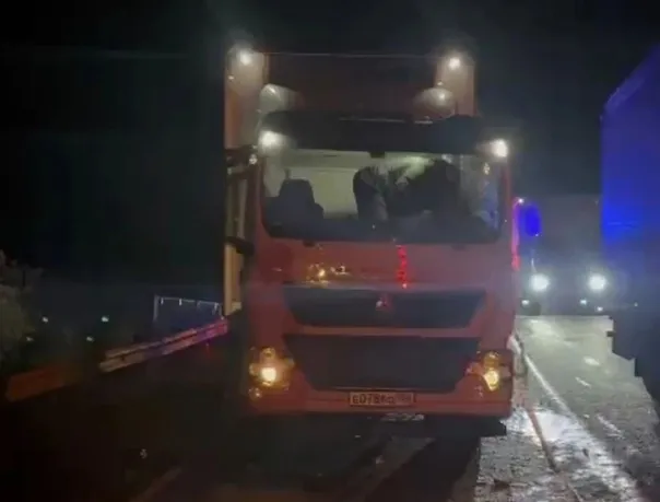 Авария с тремя грузовиками парализовала движение на трассе М-5 в Челябинской области