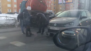 На улице Большой столкнулись ассенизаторская машина и «Фольксваген»