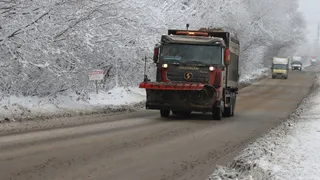 Лед на Лапсарском проезде растопили "чистыми хлоридами", а ямы покрывают щебнем