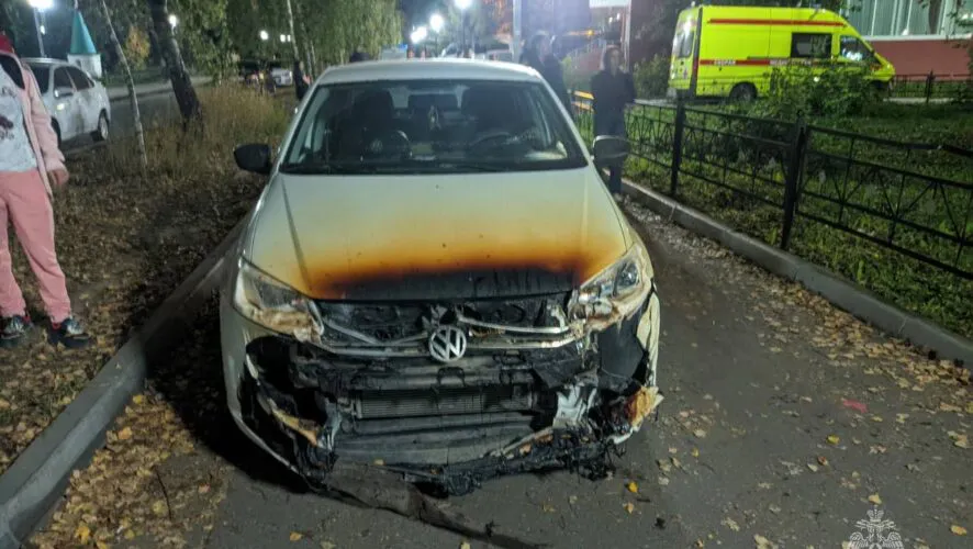 Загоревшийся мусор в Казани повредил три автомобиля и квартиру