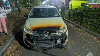 Загоревшийся мусор в Казани повредил три автомобиля и квартиру