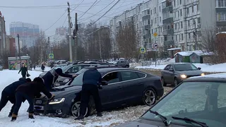 Родители толкают машины: на парковке школы №73 не чистят снег
