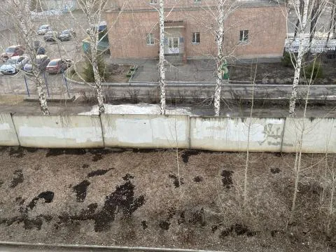 Нижнекамцы жалуются на высокий забор, расположенный перед окнами их дома